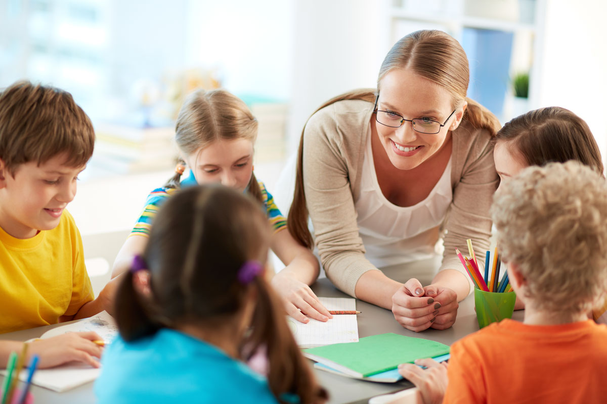 estancias cortas, profesora de cursos de inglés en e extranjero dando clase a niños