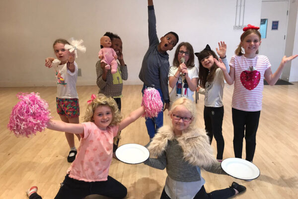 foto de alumnas y alumno de curso de idiomas en el extranjero jugando