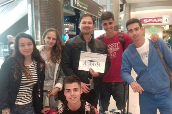 foto de alumnos de curso de idiomas en el extranjero en el aeropuerto