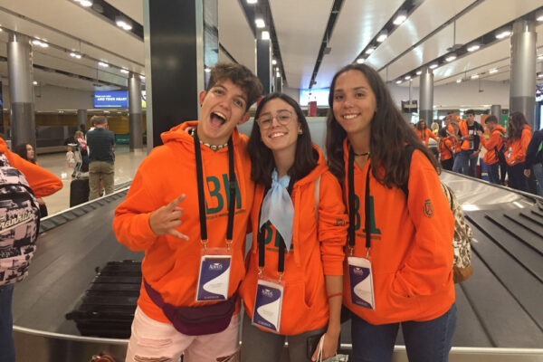 foto de alumnos de curso de idiomas en el extranjero en el aeropuerto