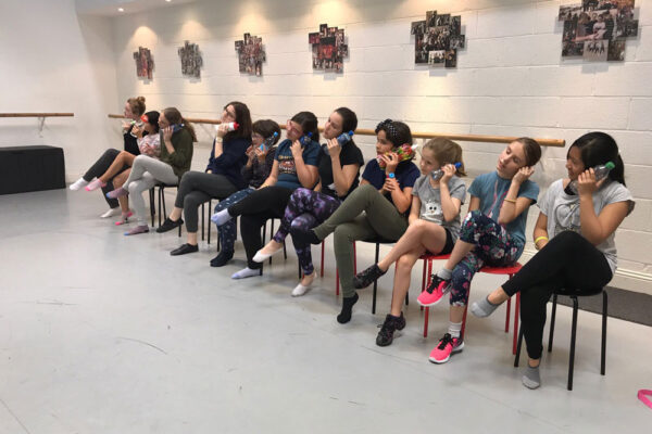 foto de alumnos de curso de idiomas en el extranjero haciendo teatro