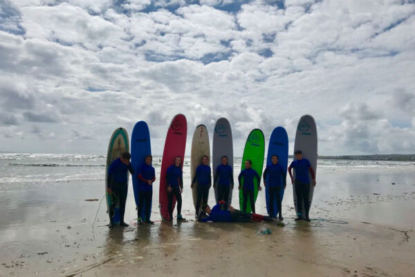 foto de alumnos de curso de idiomas en el extranjero haciendo surf