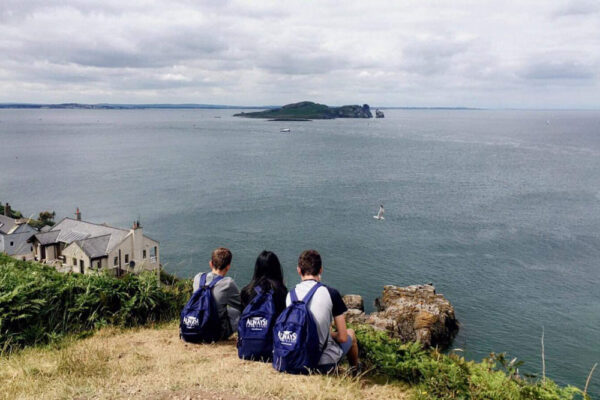 foto de alumnos de curso de idiomas en el extranjero con sus mochilas de always idiomas