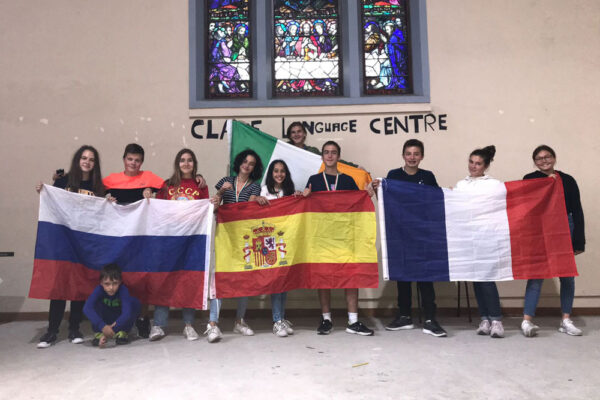 foto de alumnos de curso de idiomas en el extranjero con sus banderas