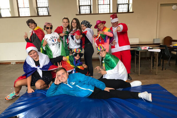 foto de alumnos de curso de idiomas en el extranjero disfrazados