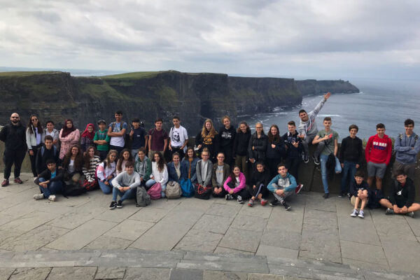foto de alumnos de curso de idiomas en el extranjero en los acantilados de moher