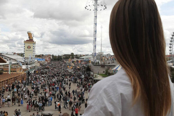 chica mirando parque de atracciones
