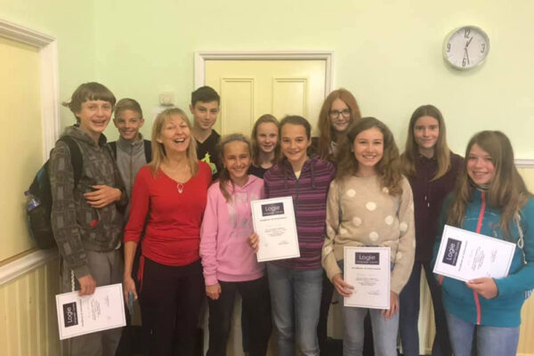 foto de alumnos de curso de idiomas en el extranjero con sus certificados