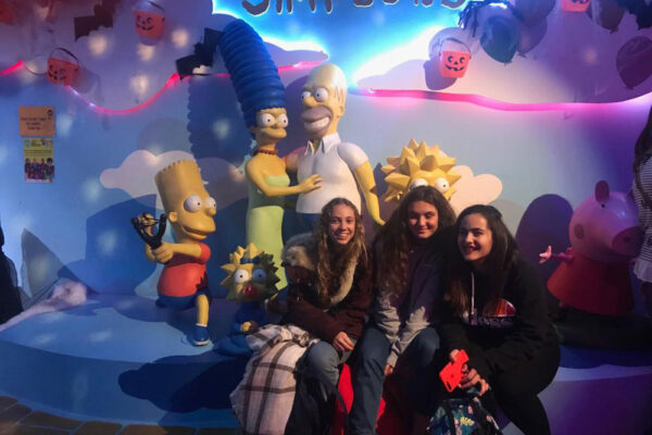 niñas foto de alumnas de curso de idiomas en el extranjero jugando