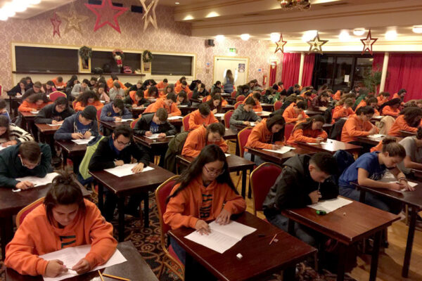 foto de alumnos de curso de idiomas en el extranjero examinándose