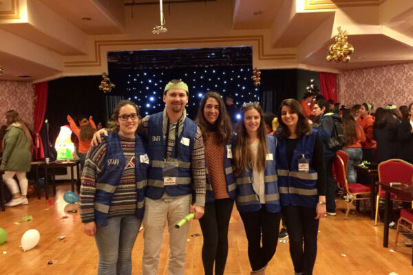 foto de fin de fiesta de alumnas de curso de idiomas en el extranjero