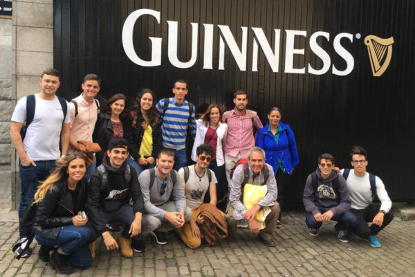 foto de alumnos adultos de curso de idiomas en el extranjero