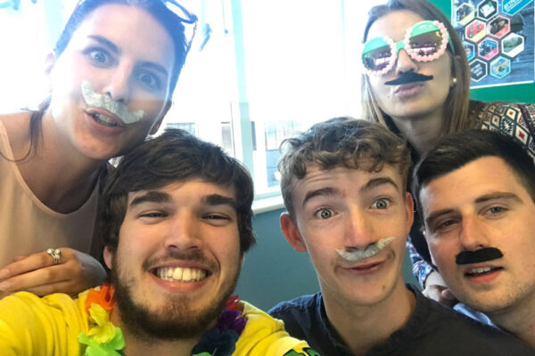 celebrando movember foto de alumnos adultos de curso de idiomas en el extranjero