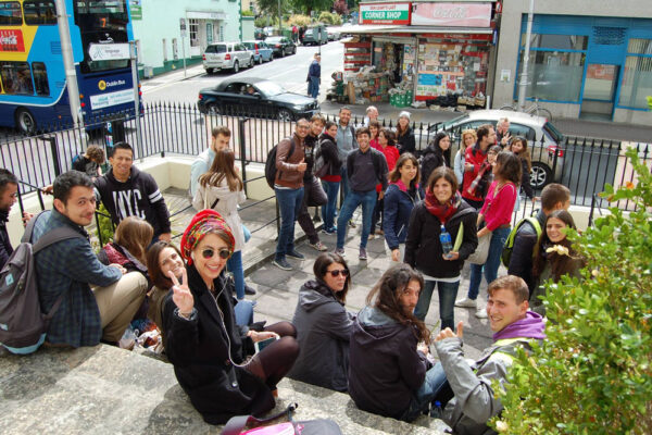 foto de alumnos de curso de idiomas en el extranjero e la puerta de clase