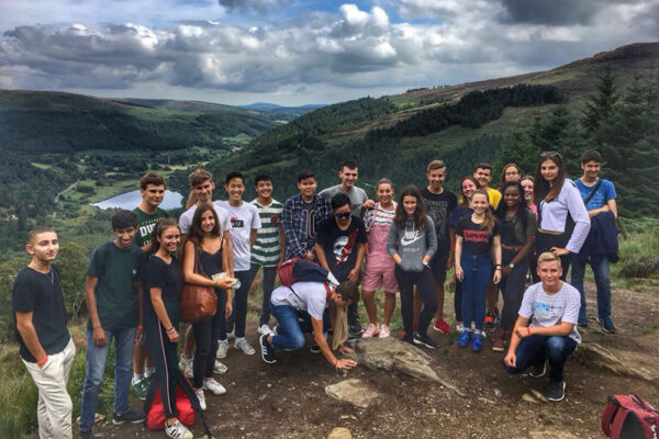 foto de alumnos de curso de idiomas en el extranjero de excursión a la montaña