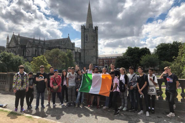 foto de alumnos de curso de idiomas en el extranjero con bandera de irlanda