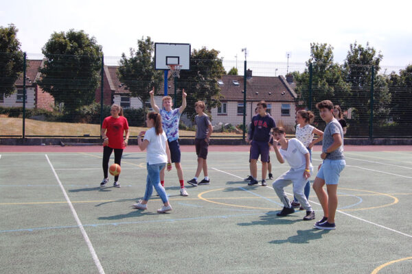 foto de alumnos de curso de idiomas en el extranjero playing basket