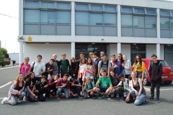 foto de alumnos de curso de idiomas en el extranjero en la puerta de clase