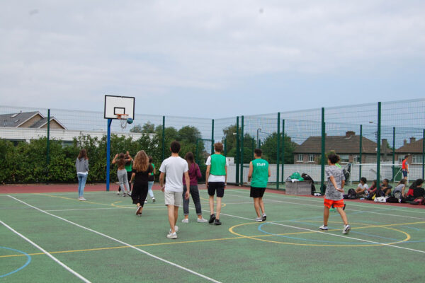 foto de alumnos de curso de idiomas en el extranjero jugando baloncesto