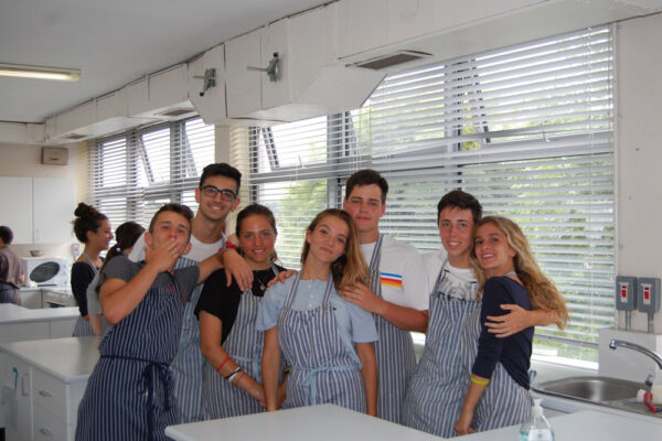foto de alumnos de curso de idiomas en el extranjero en la cocina