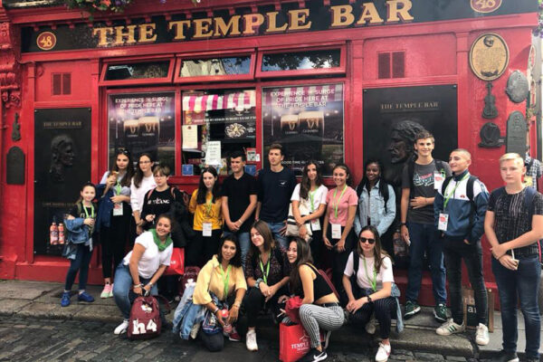 foto de alumnos de curso de idiomas en el extranjero en un pub