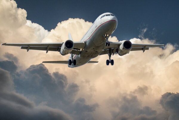 avión de viaje a estudiar idiomas en el extranjero
