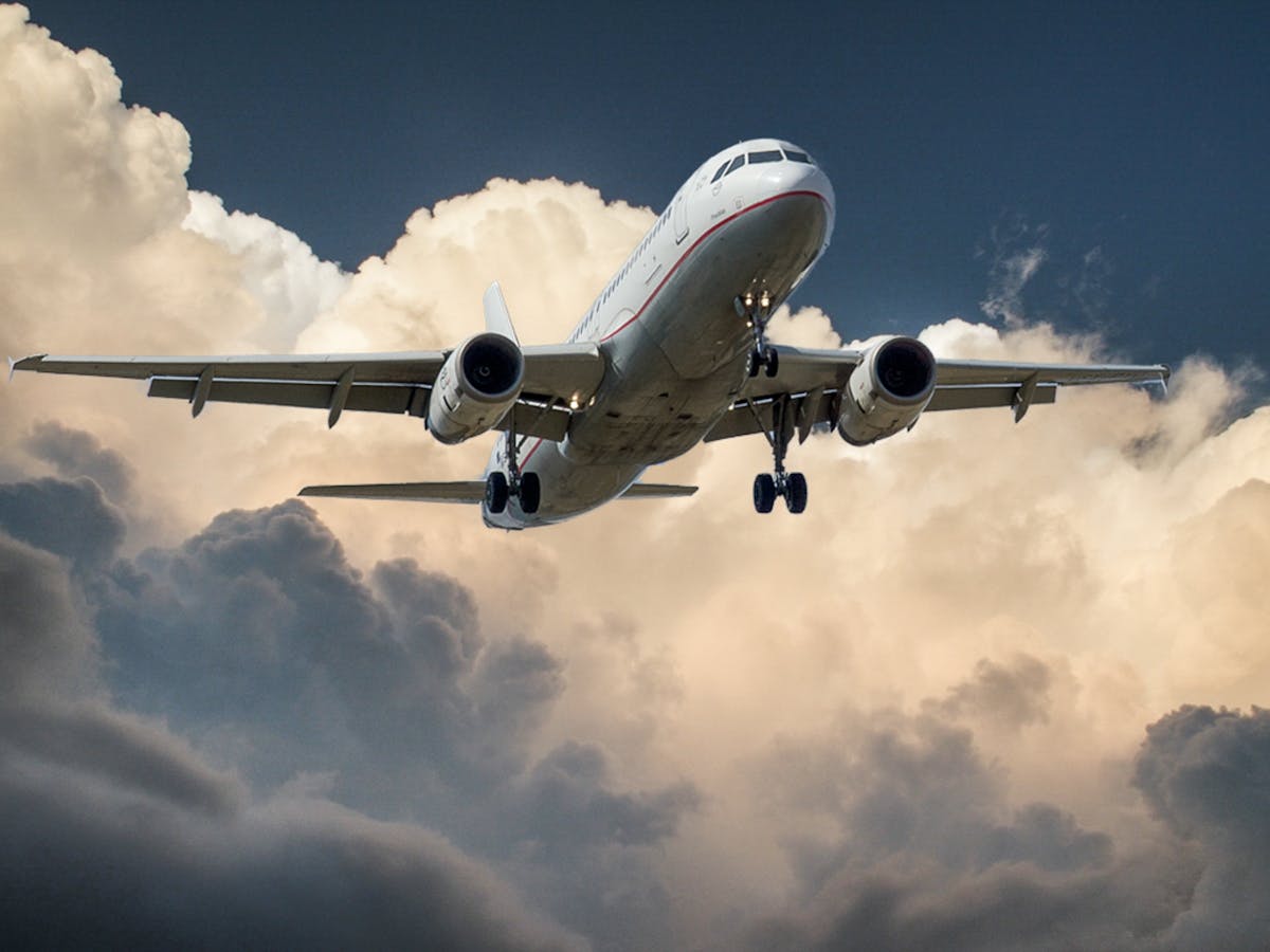 avión de viaje a estudiar idiomas en el extranjero